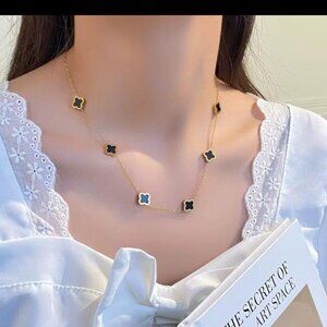 Elegant Black and Red Clover Gold Necklace